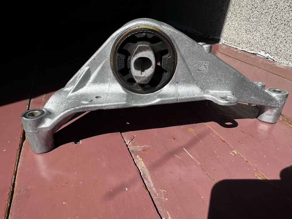 Передній Кронштейн двигуна Tesla