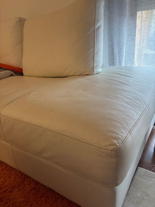 Sofá de pele branco