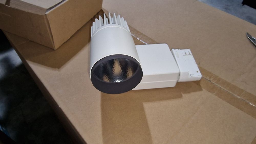 Projectores de calha LED varias unidades e grande stock