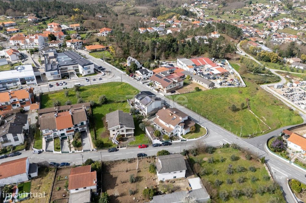 Terreno para construção de 2 Moradias Bifamiliares com 2058 m2