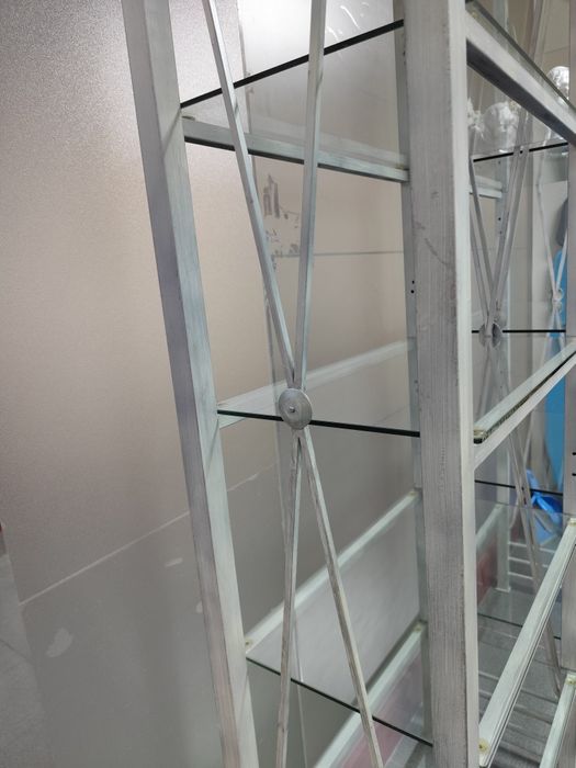 Dois módulos de prateleiras, estrutura em ferro e prateleiras em vidro