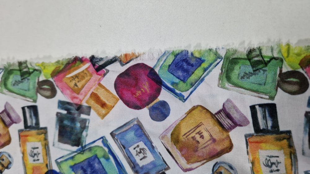 Tkanina delikatna w perfumy szer.142 cm.