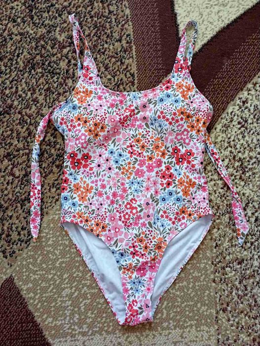 Купальник суцільний S або невелика М