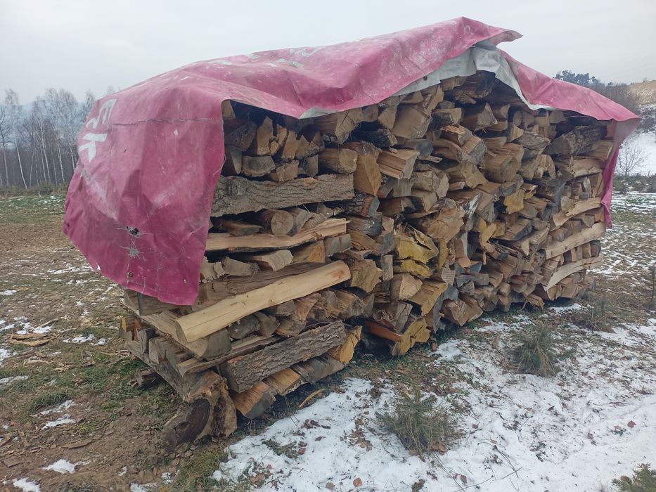 Drewno opałowe przykryte, łupane