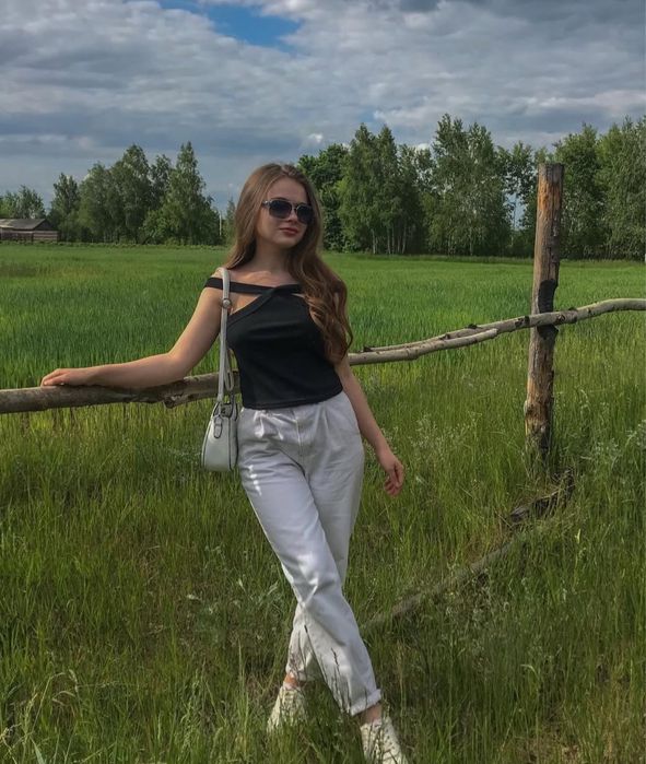 Білі джинси мом на низьку дівчину