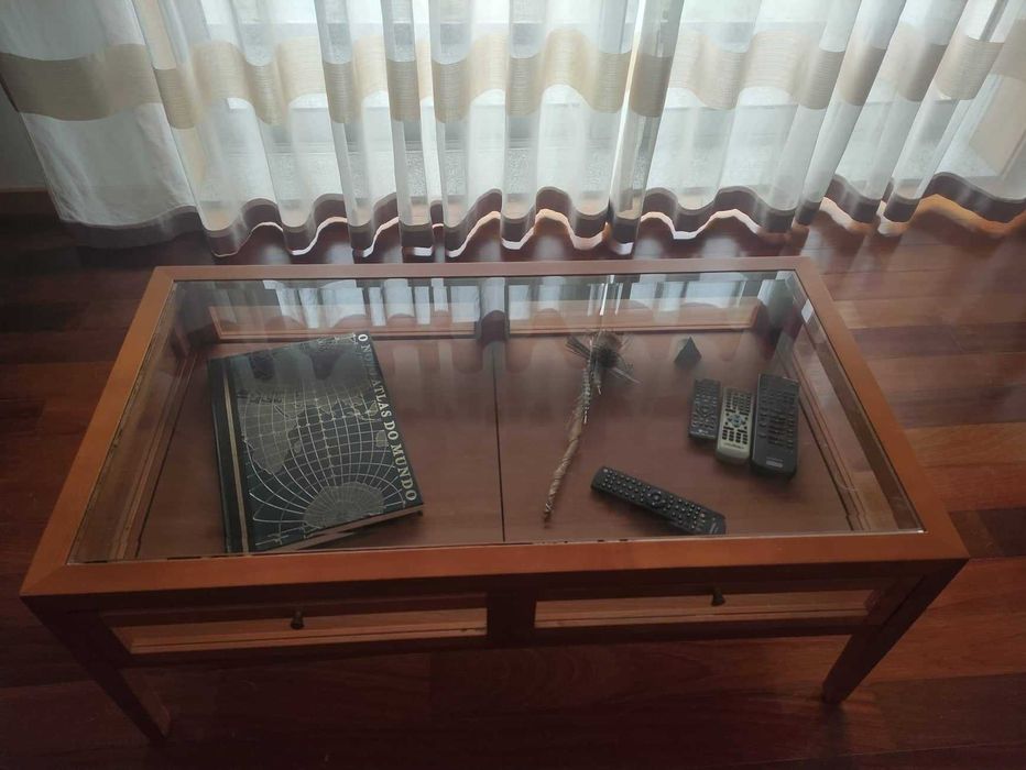 Mesa de centro em cerejeira com duas gavetas,como nova.