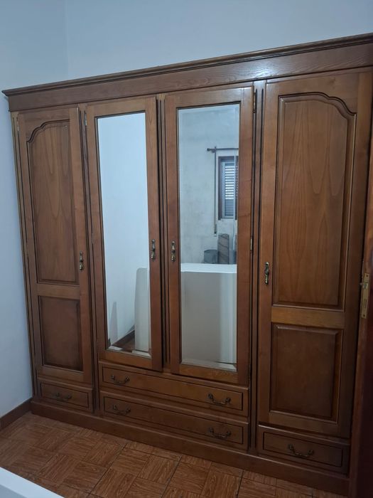 Quarto de madeira maciça