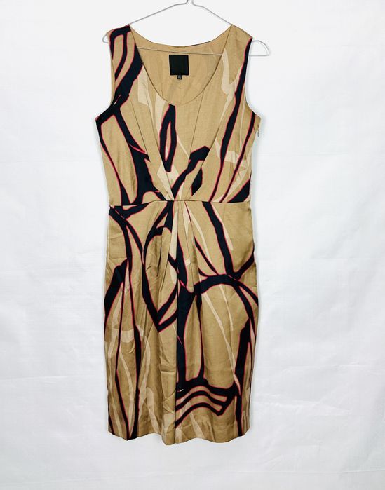 Beżowa sukienka z abstrakcyjnym wzorem S 36