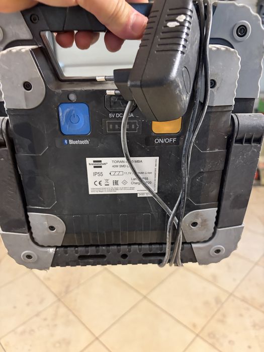 Lampa led na baterie z podstawka
