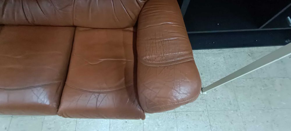 Jogo de sofás em pele castanha