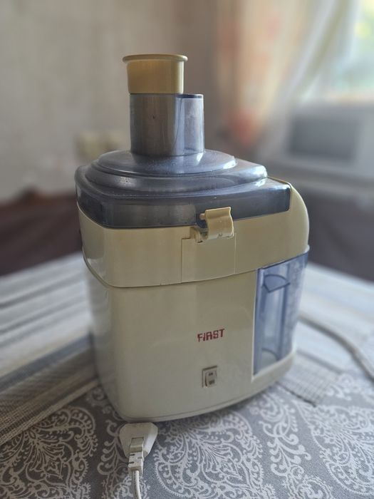 Соковыжималка First
