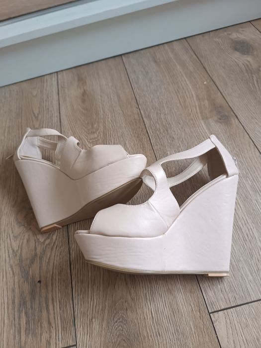 Kremowe wysokie  koturny