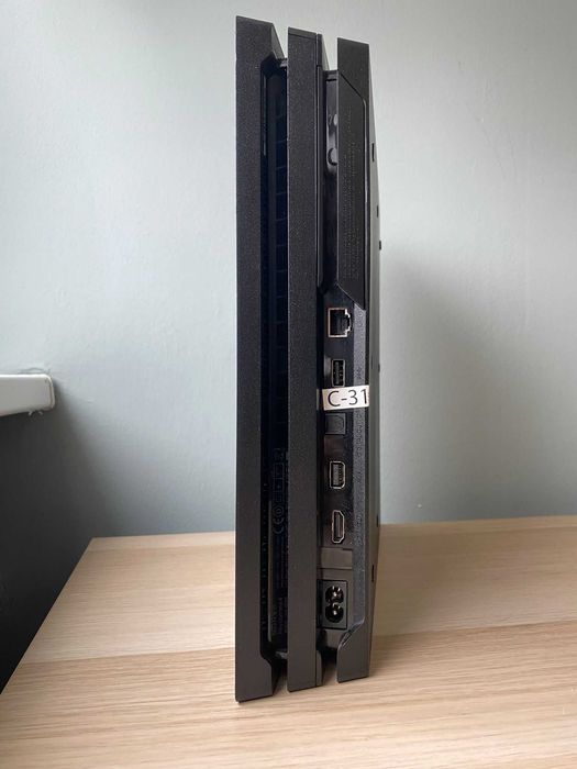 PS4 Pro 1TB + pad + 2 gry — świetny zestaw