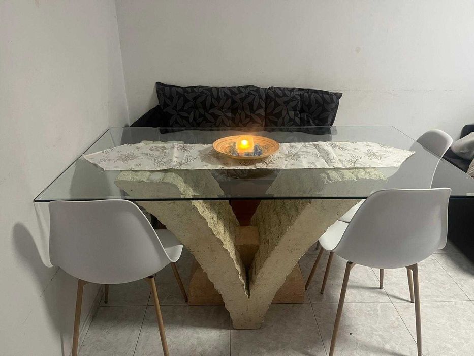 Mesa de Jantar com pé de Mármore e tampo de vidro