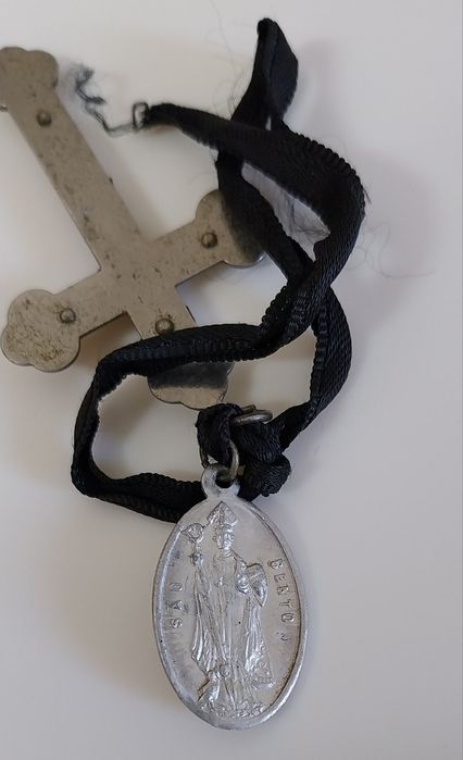 Lindíssimo crucifixo muito antigo e medalha