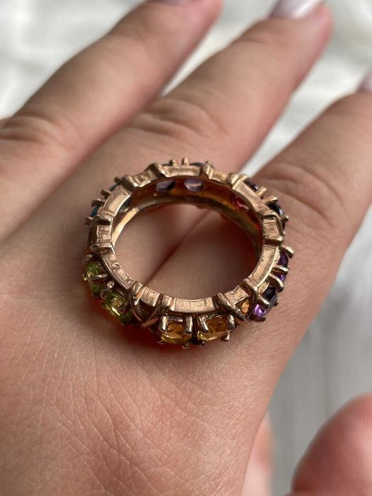 Серебряное кольцо с драгоценными камнями .Размер 18