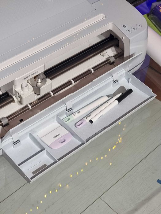 Cricut Maker 3 – komplet akcesoriów – stan bardzo dobry