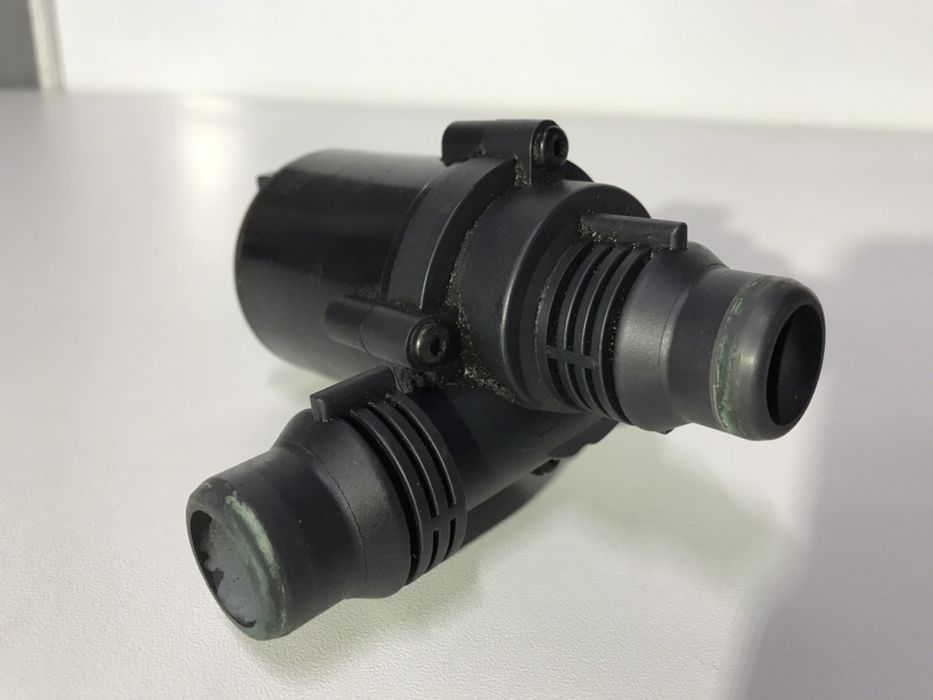 Дополнительная водяная помпа BMW E39 БМВ Водяной насос 8381989 BMW E39