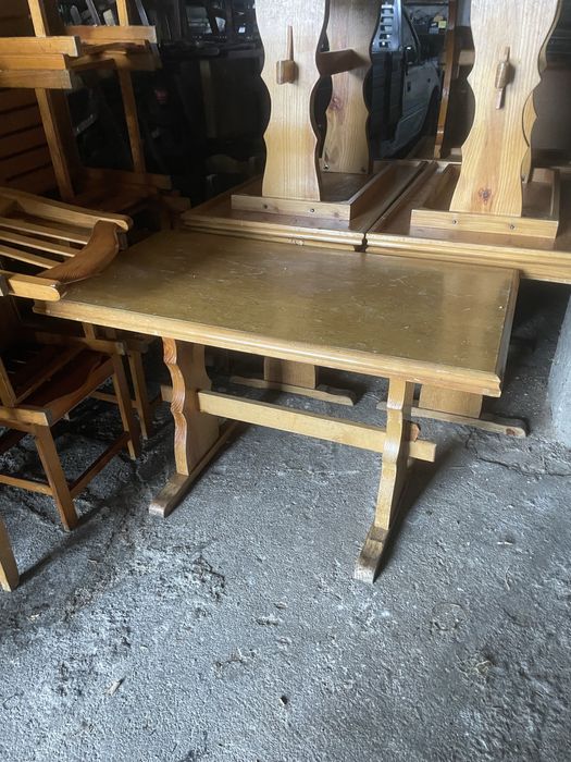 Cadeiras e mesas de madeira