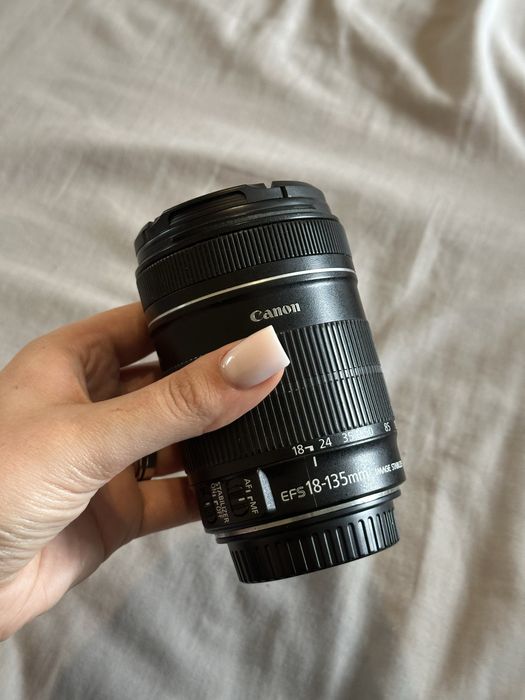 обєктив Canon EF-S 18-135mm /f 3,5-5,6 IS