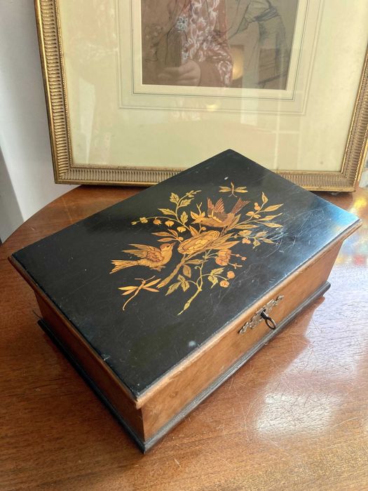 Szwedzkie drewniane pudełko na biżuterię lub drobiazgi z 1880 r.