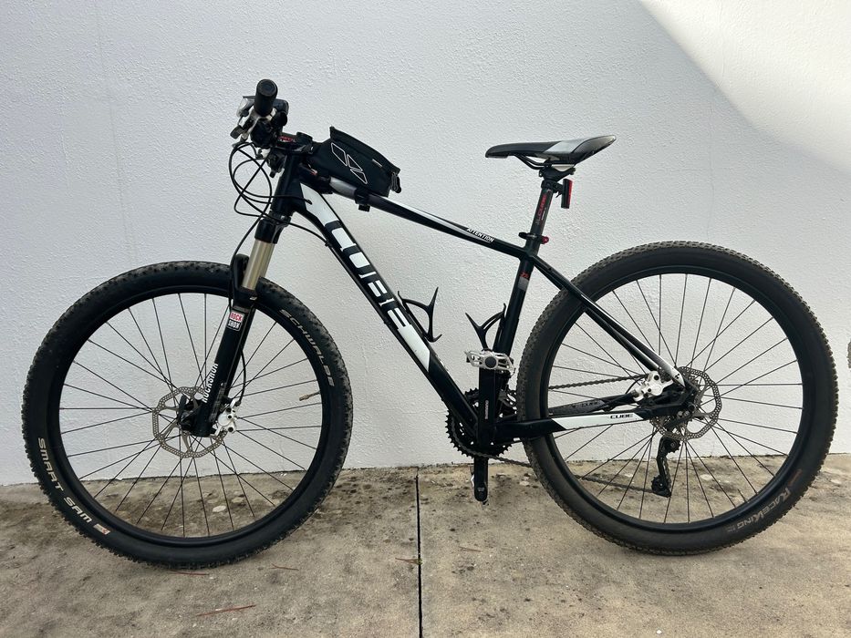 Bicicleta BTT marca Cube