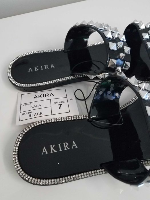 Czarne , eleganckie i ozdobne klapki