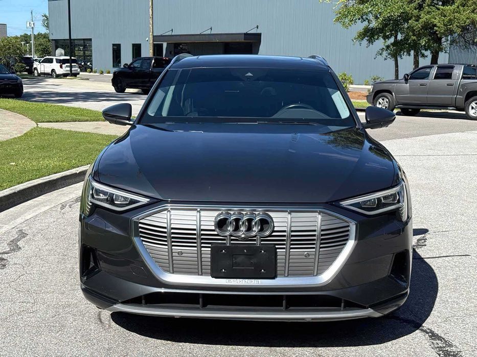 Audi e-tron      2019