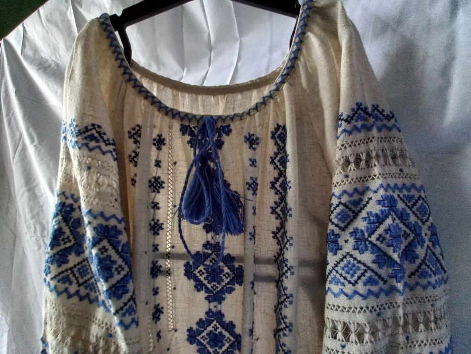 Вишиванка з синьою вишивкою