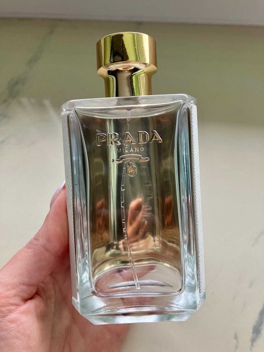 Flakon butelka po perfumie Prada La Femme dla kolekcjonerów