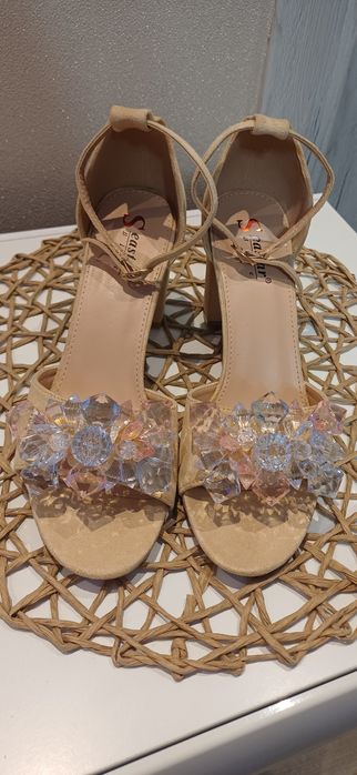 Sandałki na słupku