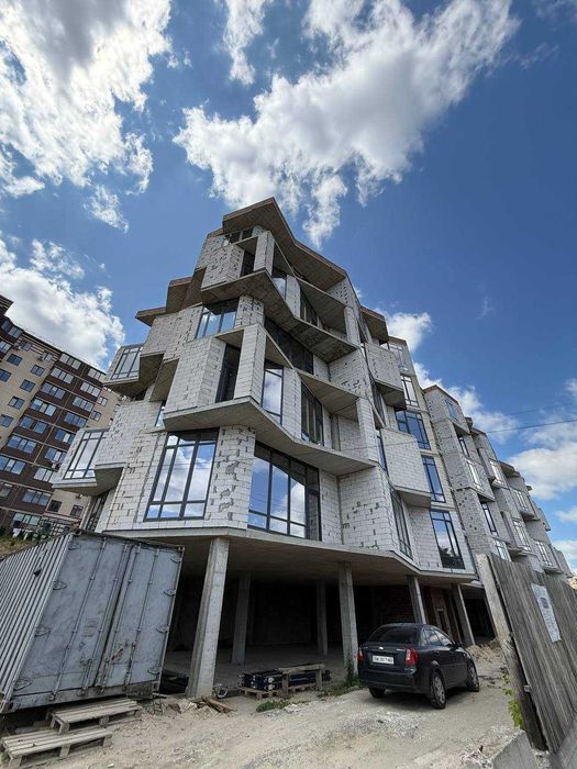 Фасад на активну вулицю. Відкрита площа. Ремонт під потреби орендаря