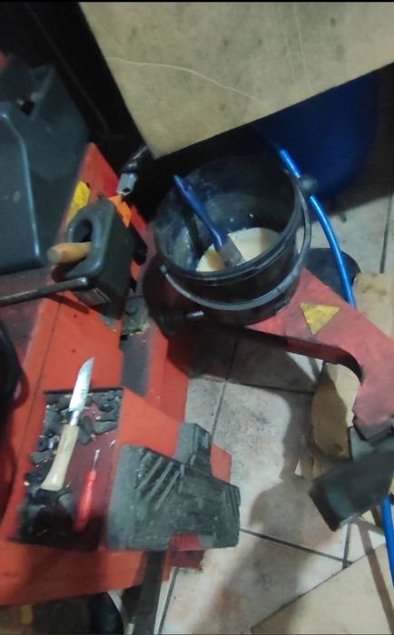 Máquina de desmontar pneu e de equilibrar pneus