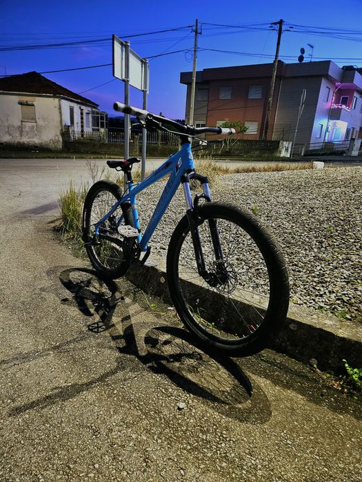 Mondraker Play dirt jump