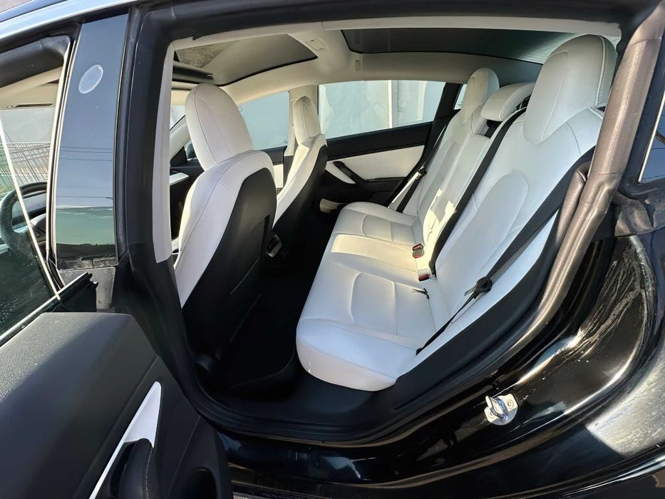 Tesla Model 3 Long Range      2019