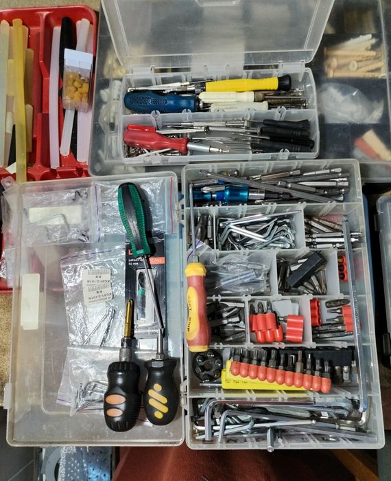 Большой профессиональный набор инструментов: отвертки, биты, другое