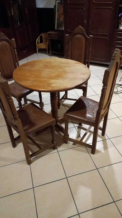 Mesa em castanho com cadeiras