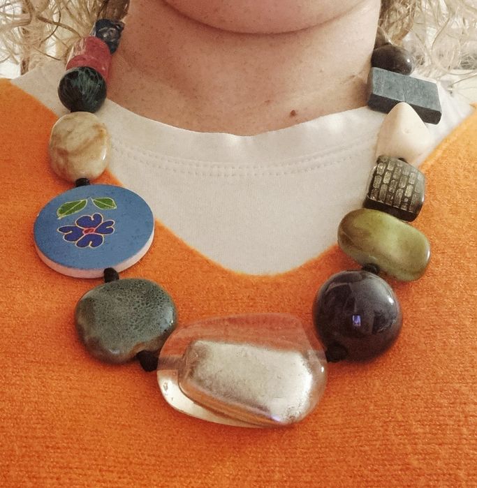 Colar com peças de vários materiais: pedra, acrílico e madeira.