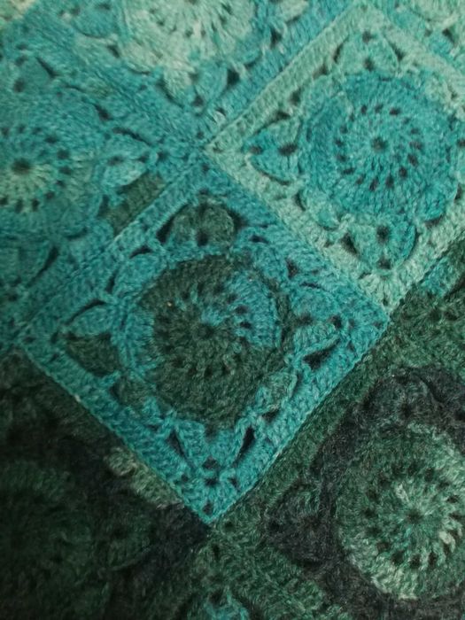 Ponczo, narzutka, rękodzieło szydełkowe.