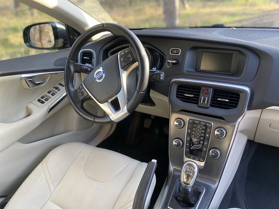 Volvo v40 2013 року