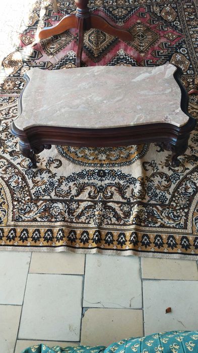 Mesa de centro em madeira com pedra mármore