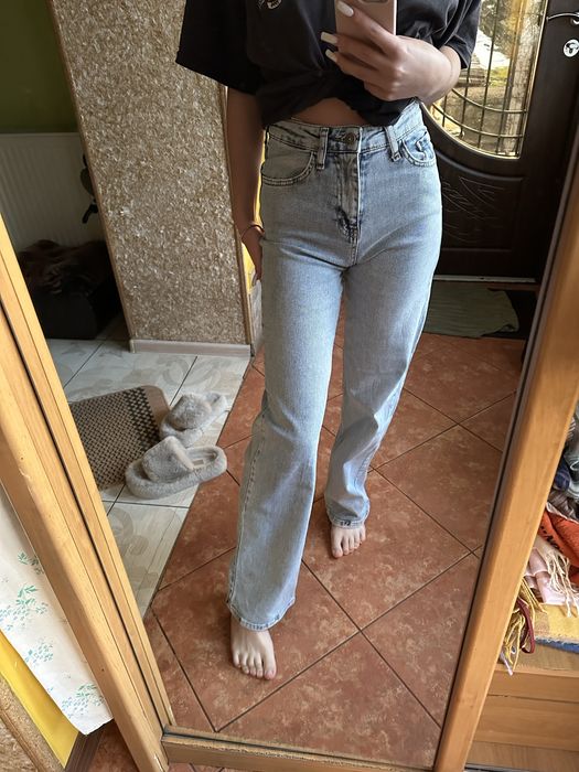 Джинси блакитні.