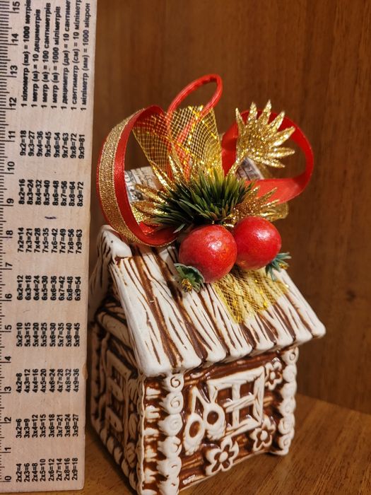 Сувенір. Декоративна фігурка у вигляді хатинки.