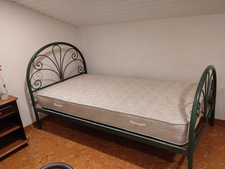 Cama de ferro com estrado e colchão