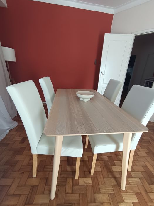Conjunto de mesa  e 6 cadeiras (incluí capas bege)