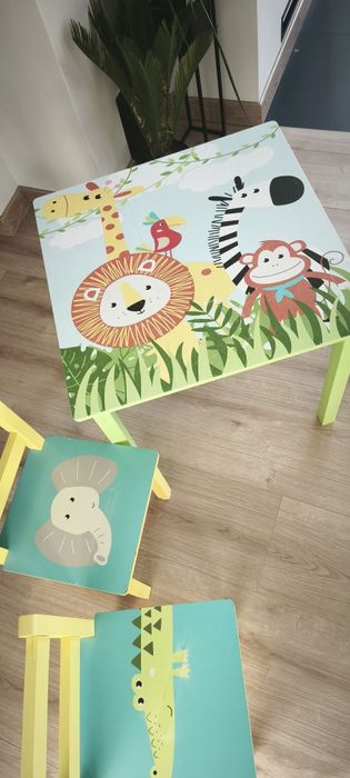 Stolik dziecięcy z krzesełkami