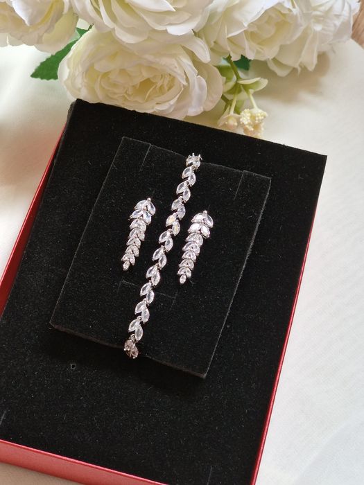 Delikatny komplet biżuterii ślubnej w srebrnym kolorze