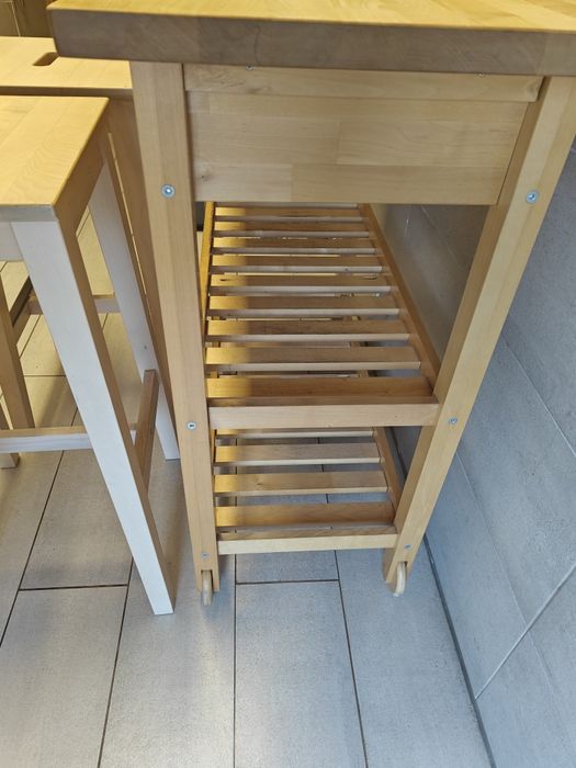 Mesa de apoio + 2 cadeiras em madeira maciça, como novo!!!