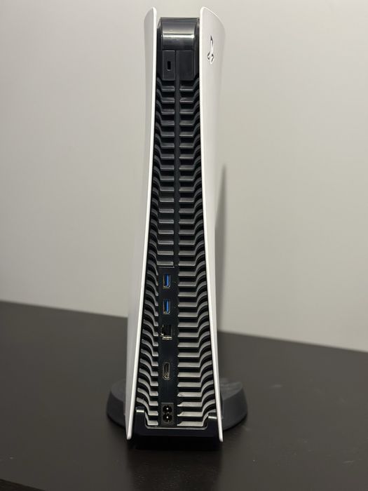 Konsola PlayStation 5 i 2 pady