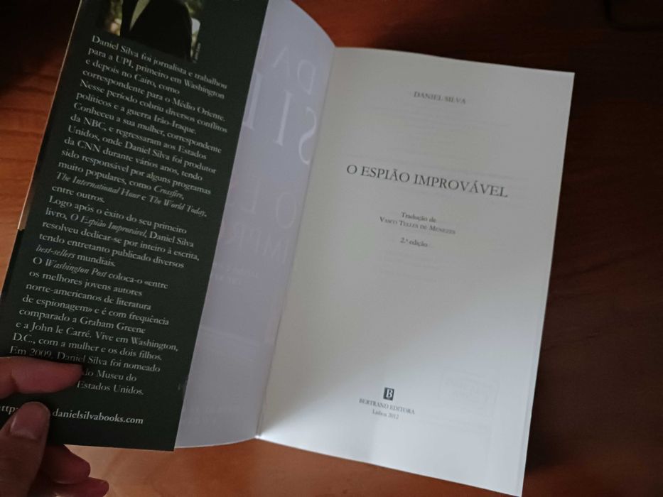 Livro O Espião Improvável, de Daniel Silva